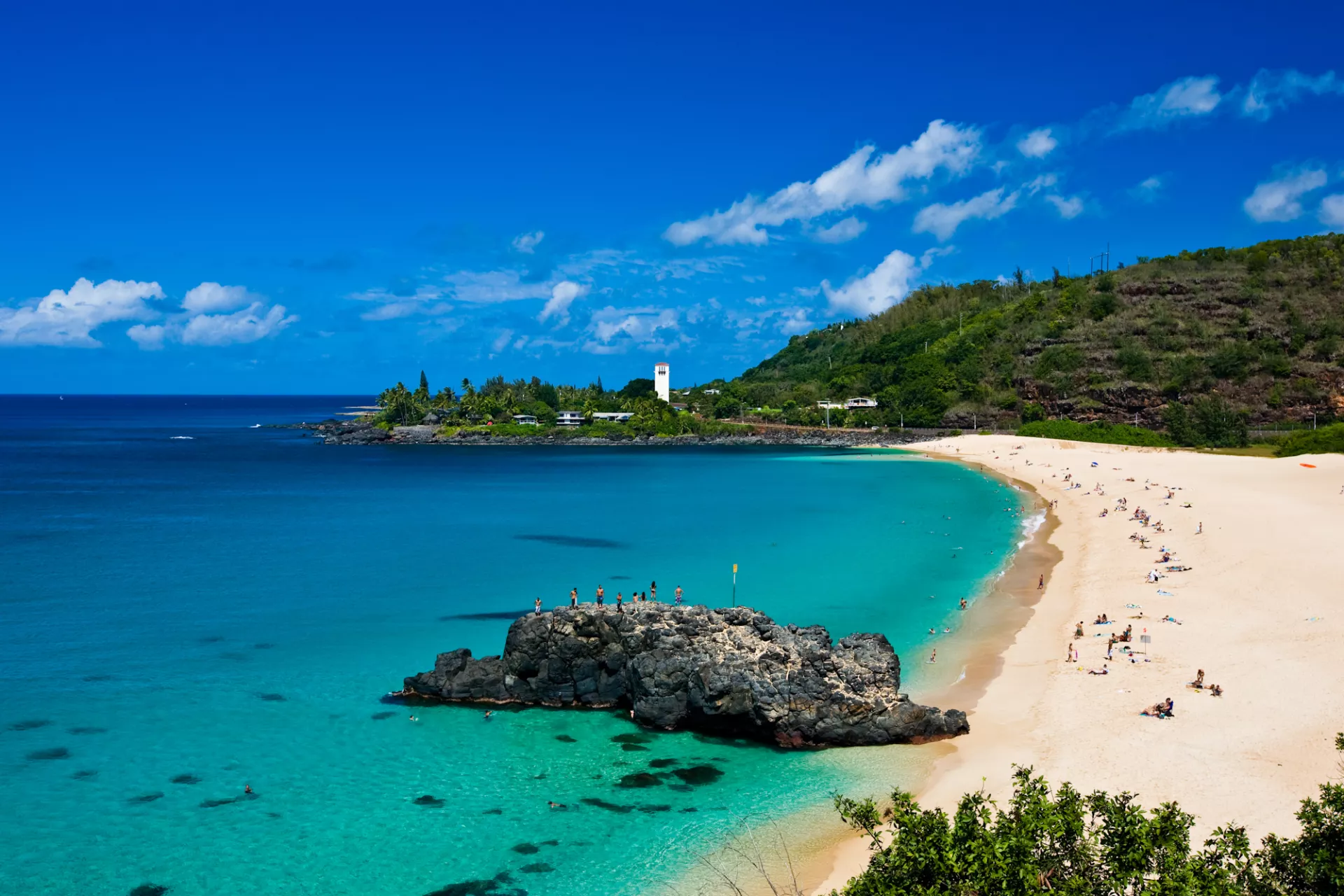 Beaches in Hawai, Waimea Bay in Hawai by CB Information
