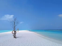 Fulhadhoo Beach in Maldives