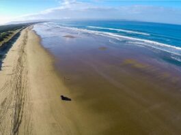 Ninety Mile Beach in New Zealand by CB